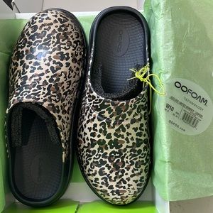 NWT Women’s size 10 Limited Edition OOFOS Leopard Clogs